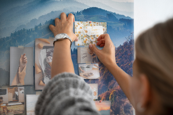 Kork-Pinnwand mit malerischer Berglandschaft im Herbst