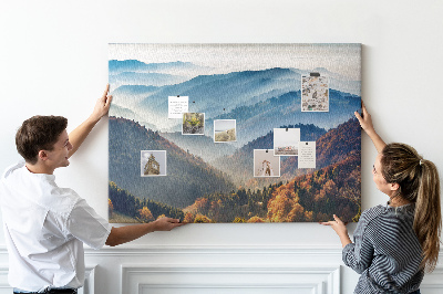 Kork-Pinnwand mit malerischer Berglandschaft im Herbst