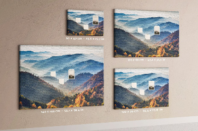 Kork-Pinnwand mit malerischer Berglandschaft im Herbst