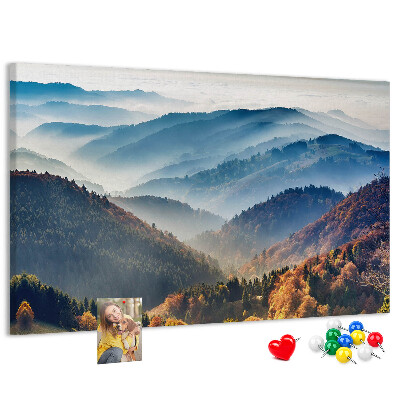 Kork-Pinnwand mit malerischer Berglandschaft im Herbst