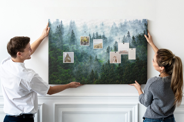 Korkbild nebelige Waldlandschaft mit Kiefern