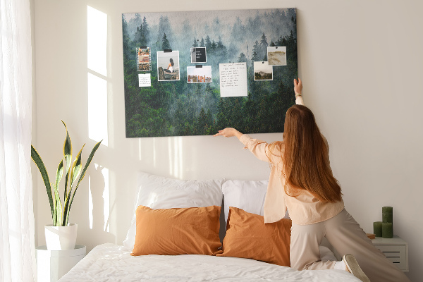 Korkbild nebelige Waldlandschaft mit Kiefern
