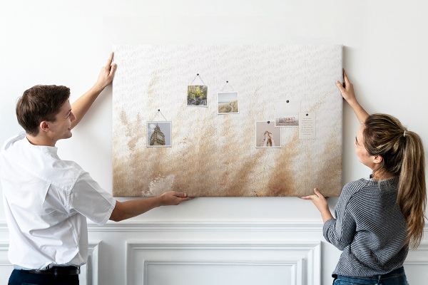 Bild mit Korkrückwand zarte Gräser auf hellem Hintergrund