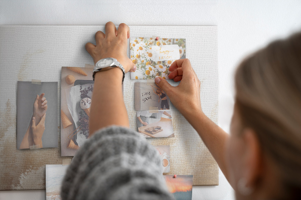 Bild mit Korkrückwand zarte Gräser auf hellem Hintergrund