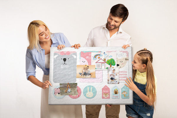 Korktafel mit bunten Tiermotiven für Notizen