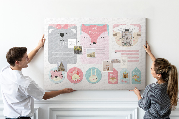 Korktafel mit bunten Tiermotiven für Notizen