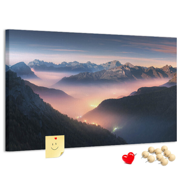 Korkbild malerische Berglandschaft in der Abenddämmerung