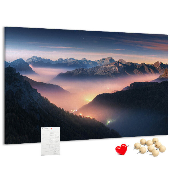 Korkbild malerische Berglandschaft in der Abenddämmerung