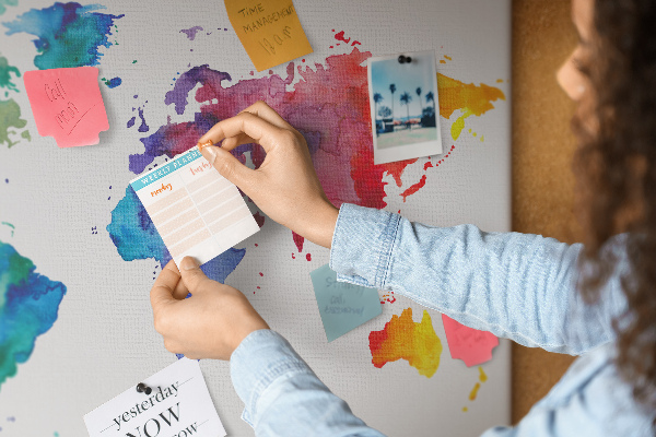 Korktafel mit bunter Aquarell-Weltkarte