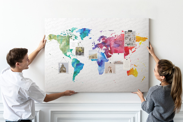 Korktafel mit bunter Aquarell-Weltkarte