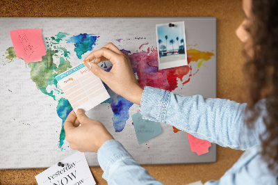 Korktafel mit bunter Aquarell-Weltkarte