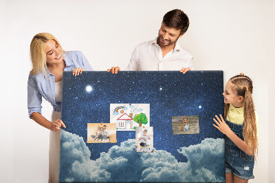 Kork-Pinnwand mit Nachthimmel mit Sternen und Wolken Motiv
