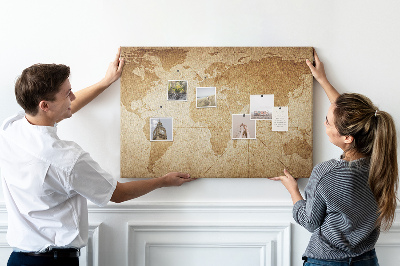 Antike Weltkarte mit Korkrückwand auf braunem Hintergrund