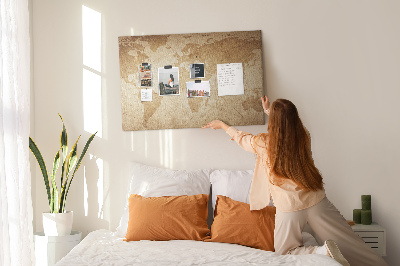 Antike Weltkarte mit Korkrückwand auf braunem Hintergrund