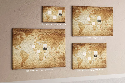 Antike Weltkarte mit Korkrückwand auf braunem Hintergrund