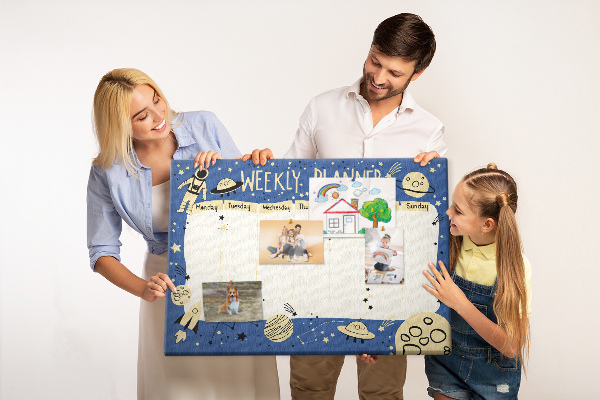 Korktafel mit kosmischem Wochenplaner Motiv aus Planeten und Sternen