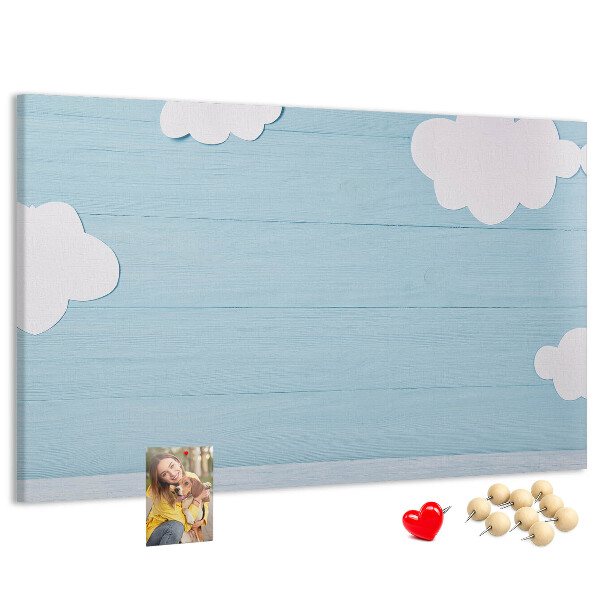 Korkbild mit Motiv Himmel und Wolken vor hölzernem Hintergrund