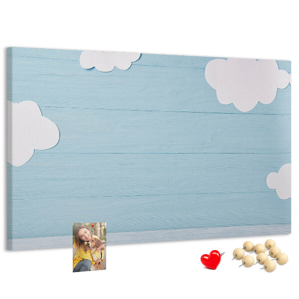 Korkbild mit Motiv Himmel und Wolken vor hölzernem Hintergrund