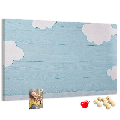 Korkbild mit Motiv Himmel und Wolken vor hölzernem Hintergrund