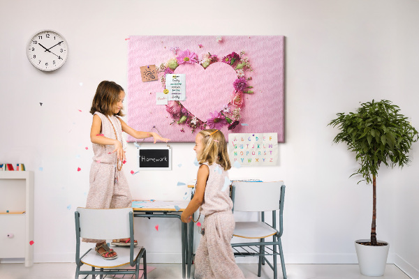 Bild mit Korkrückwand mit herzförmigem Blumenmuster