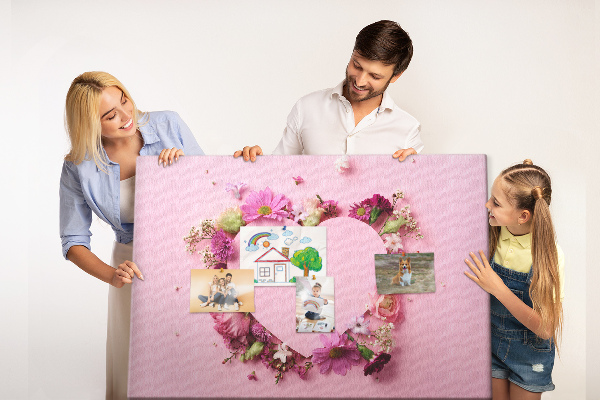 Bild mit Korkrückwand mit herzförmigem Blumenmuster