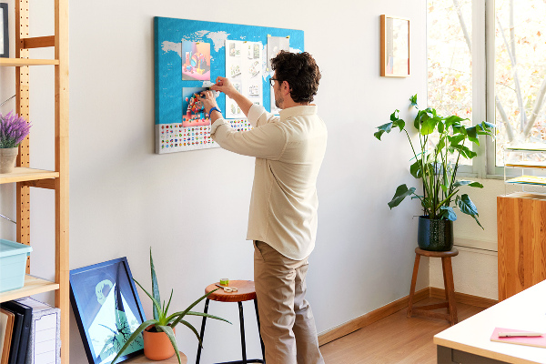Korktafel bunte Weltkarte mit Länderflaggen