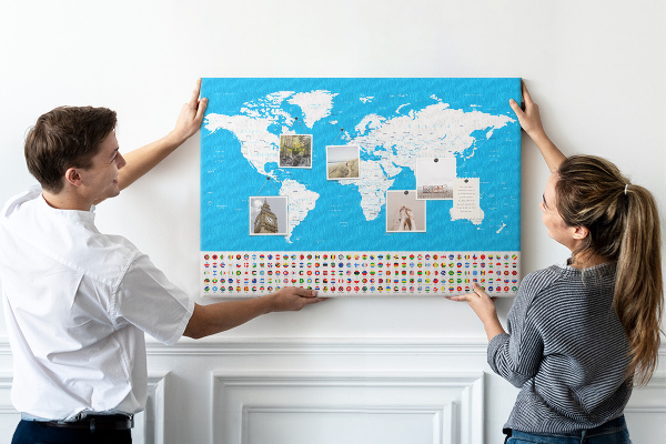 Korktafel bunte Weltkarte mit Länderflaggen
