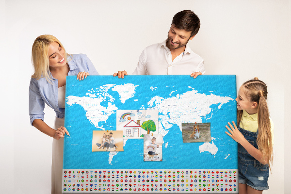Korktafel bunte Weltkarte mit Länderflaggen