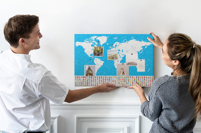 Korktafel bunte Weltkarte mit Länderflaggen