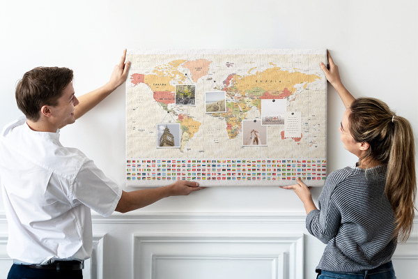 Weltkarte mit farbigen Länderflaggen mit Korkrückwand