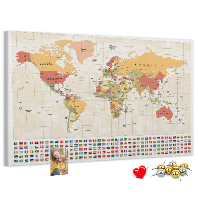 Weltkarte mit farbigen Länderflaggen mit Korkrückwand