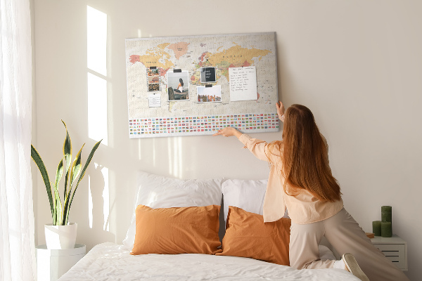 Weltkarte mit farbigen Länderflaggen mit Korkrückwand
