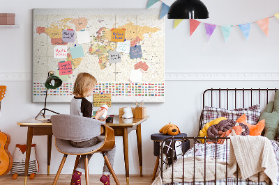 Weltkarte mit farbigen Länderflaggen mit Korkrückwand