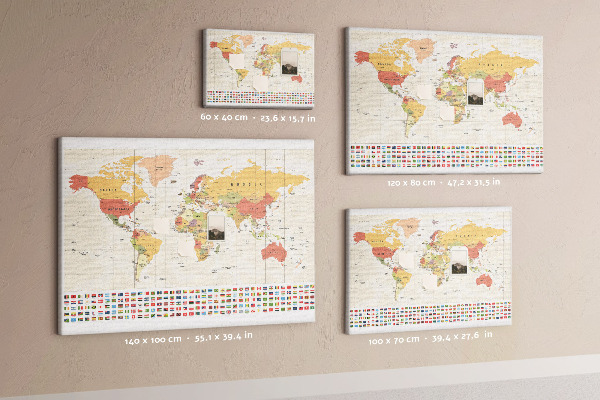 Weltkarte mit farbigen Länderflaggen mit Korkrückwand