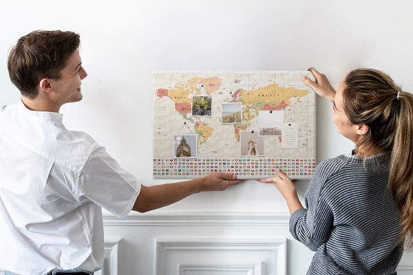 Weltkarte mit farbigen Länderflaggen mit Korkrückwand