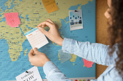 Kork-Pinnwand mit Weltkarte und Länderflaggen