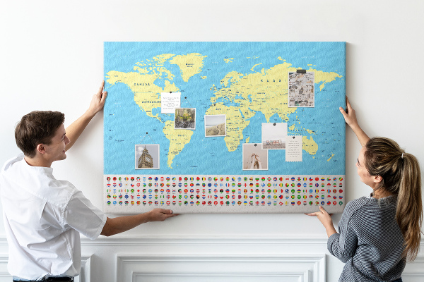 Kork-Pinnwand mit Weltkarte und Länderflaggen