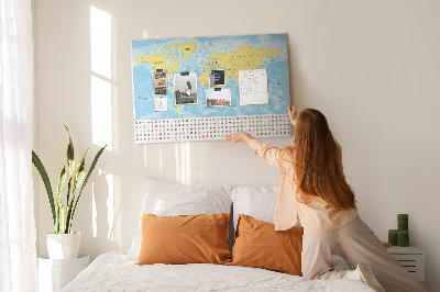 Korkbild Weltkarte mit farbigen Stecknadeln