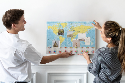 Korkbild Weltkarte mit farbigen Stecknadeln