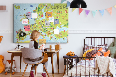 Europa-Karte mit Korkrückwand farbenfrohes Design mit kulturellen Symbolen