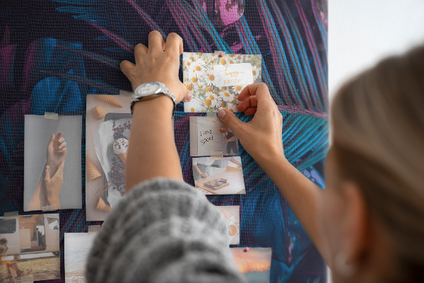 Kork-Pinnwand mit Motiv tropische Blätter in intensiven Farben