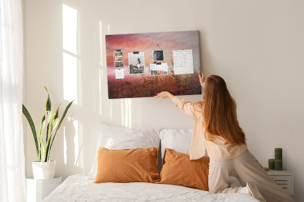 Korktafel mit Motiv Sonnenuntergang über einem grasbewachsenen Feld