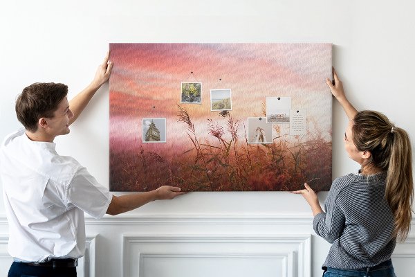 Korktafel mit Motiv Sonnenuntergang über einem grasbewachsenen Feld