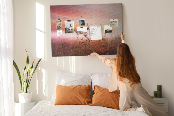 Korktafel mit Motiv Sonnenuntergang über einem grasbewachsenen Feld