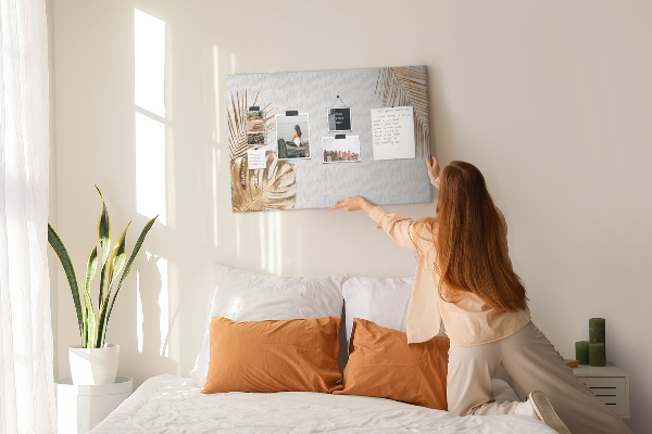 Kork-Pinnwand mit Motiv goldene Blätter auf weißem Hintergrund