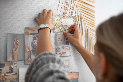 Kork-Pinnwand mit Motiv goldene Blätter auf weißem Hintergrund