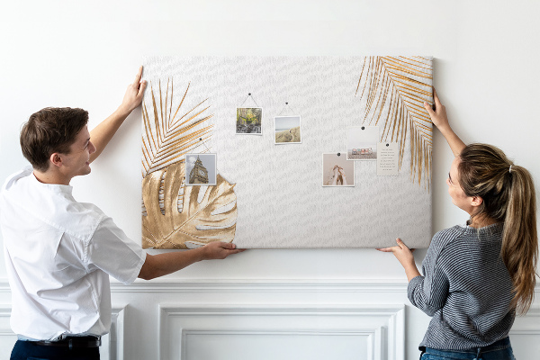 Kork-Pinnwand mit Motiv goldene Blätter auf weißem Hintergrund