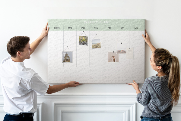 Korktafel als Wochenplan mit übersichtlichen Abschnitten