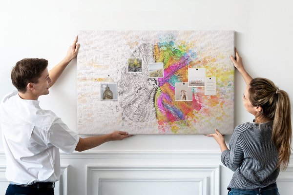 Korkbild Gehirn in Farben mit kreativem Hintergrund