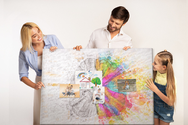 Korkbild Gehirn in Farben mit kreativem Hintergrund